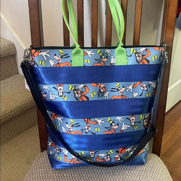 Harveys Disney Goofy Large Streamline Tote - Picture 2 of 7